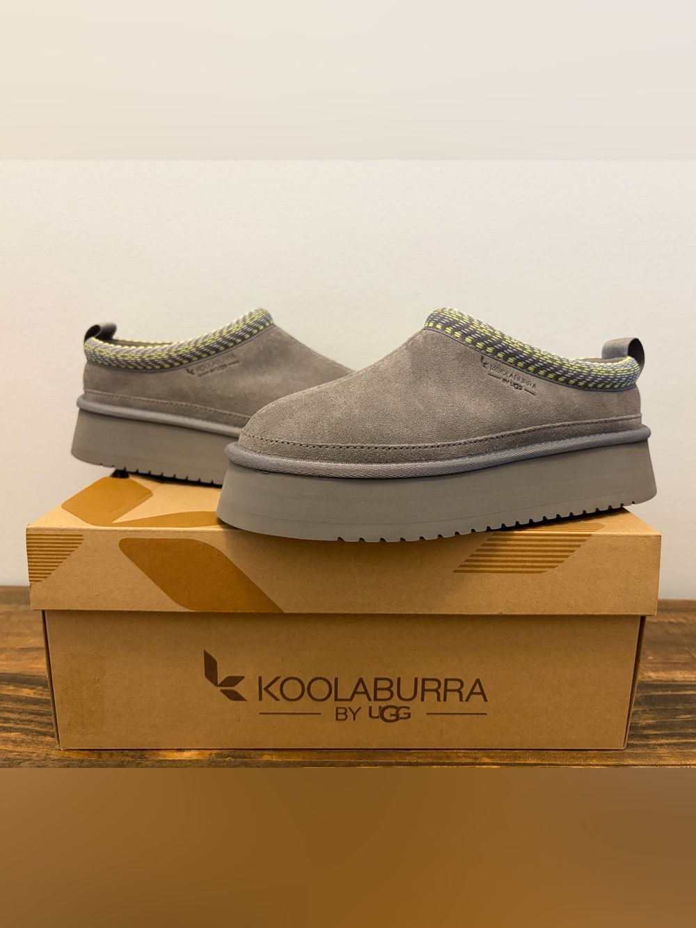 Koolaburra by UGG Burree Platform Slippers
Womens Sz 6 Cloud Gray Lined Clogs